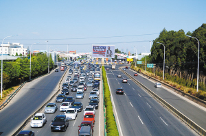 云南昆石高速堵成半边瘫车龙长20公里 今年最堵一天