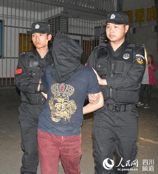 民警押解犯罪嫌疑人.(易佳-摄)