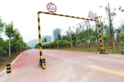 限高红绿灯……过不了的话,提醒给你看