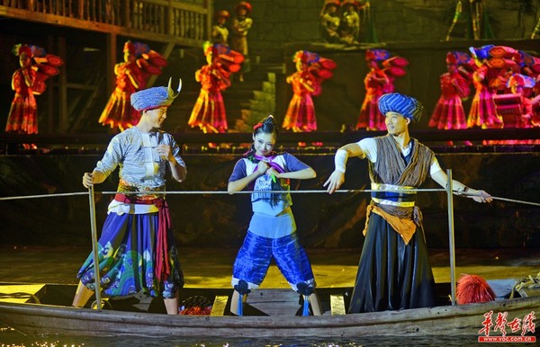 翠翠和傩送,天保一起渡船. 李健 摄