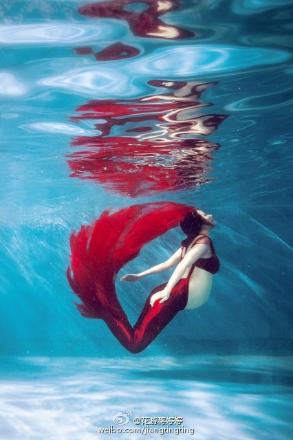 27日,前中国著名花样游泳运动员蒋婷婷在微博中晒出了自己的孕妇照