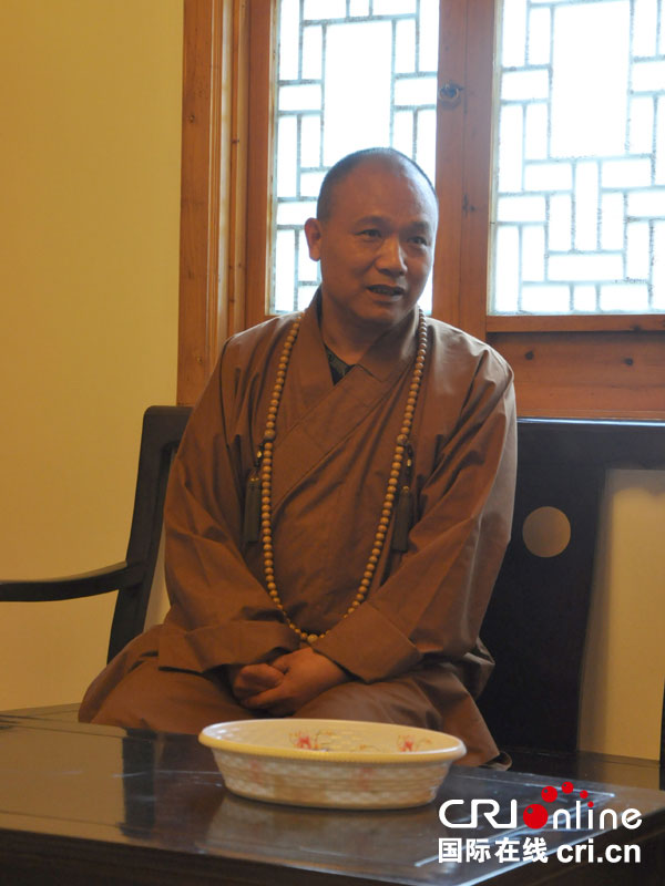 九华山上的僧侣游客和居民咫尺为邻和而不同组图