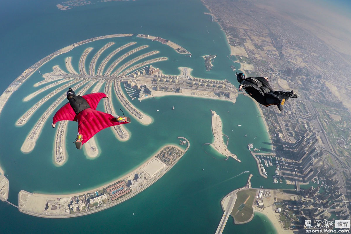 在距离地面数千英尺的高空中,翼装飞行选手richard schneider跳出机门