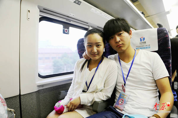 郑焦铁路情人节终于等到你几十对情侣动车上秀恩爱