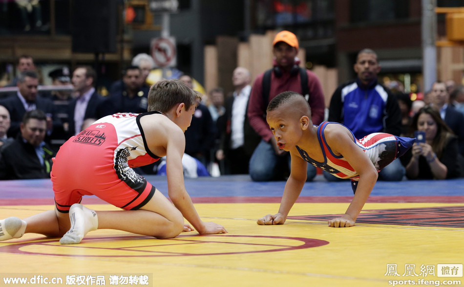 纽约时代广场变摔跤场 美古对决