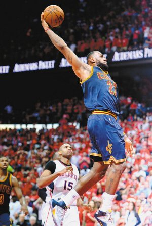 骑士队球员詹姆斯在扣篮  (新华社记者 王雷 摄)