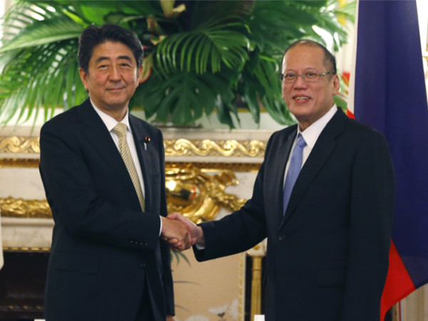 图为阿基诺4日与安倍会谈