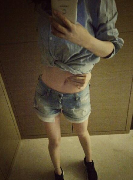 辣妈杨幂反手摸肚脐身材好 被赞性感水蛇腰