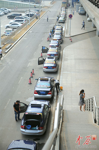 郑州整治机场出租车乱象查处4辆黑车拘留2人图