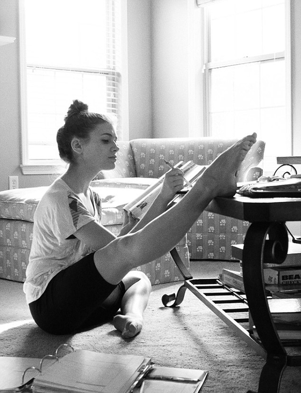 对于芭蕾舞者来说,即使席地而坐,也会自然拉伸肢体.(网页截图)