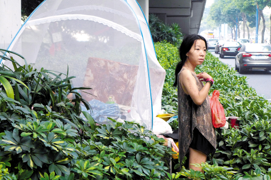 天桥下孤身女和流浪者在此安家