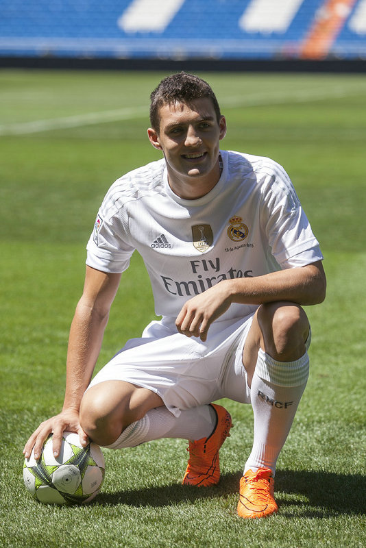 北京时间8月19日晚,前国际米兰中场科瓦契奇正式亮相皇马