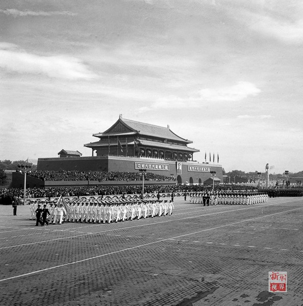 1955年10月1日,国庆阅兵总指挥杨成武(车上后)陪同国防部长彭德怀