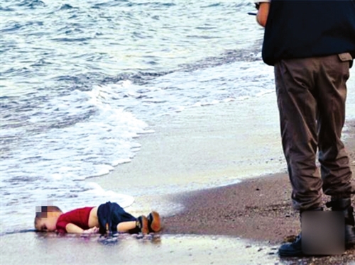 揪心叙三岁小难民伏尸海滩