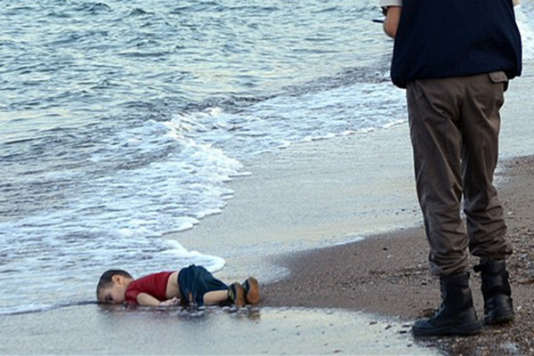 "客户端报道,土耳其一处颇受观光客喜欢的海滩上2日发现一具男孩尸体