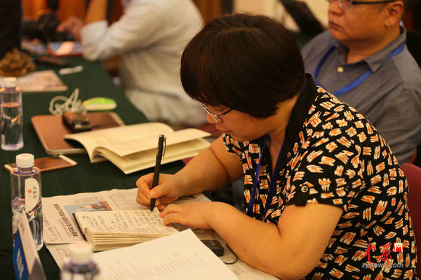 嵩山论坛花絮认真工作的人最迷人