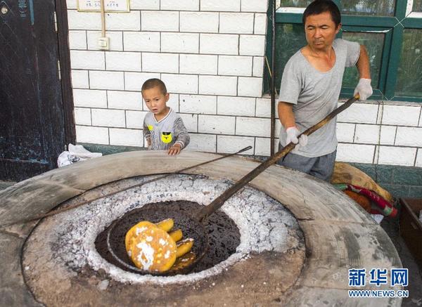 高清组图:吐鲁番乡间的打馕人|新疆|安打_凤凰资讯