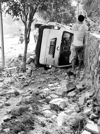 汽车被掀翻 9月30日下午,广西柳州市柳城县发生连环爆炸案,半径20公里