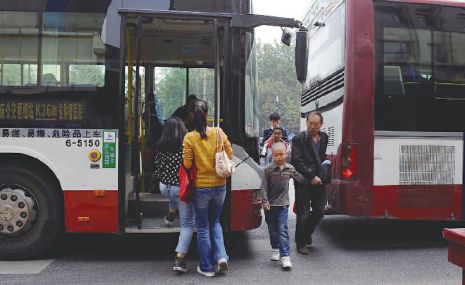 荔枝新聞 社會 事發後,一位中年男子使勁推506路公交車,想將老人從