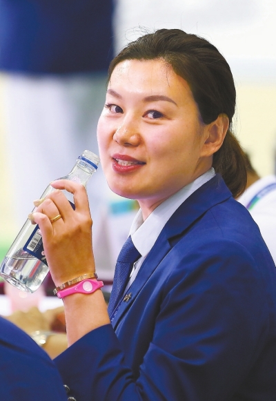 周雅菲变身裁判!谈小将:踩在前人肩膀上享受成果