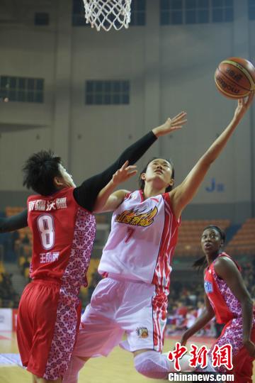 山西女篮队员马雪雅在比赛中上篮. 张云 摄