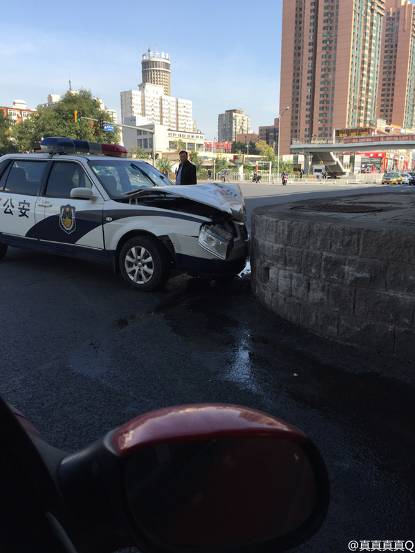 北京南三環一警車撞牆 車體損毀嚴重(圖)