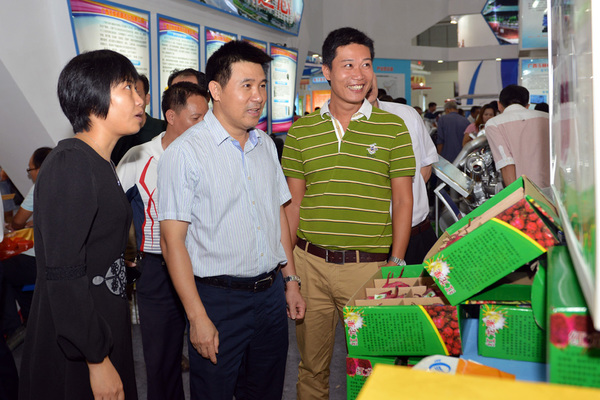 第五届广西发明创造成果展览交易会进入第二天,博白县县长罗培球在