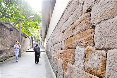 路边石砌的堡坎还有历史的印记. 本报记者 甘侠义 摄