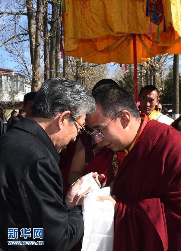 11月24日,帕巴拉·格列朗杰活佛在拉萨迎接班禅,与班禅行碰头礼.