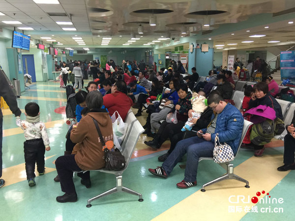 北京雾霾加剧儿童医院人满为患组图