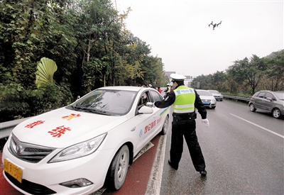 掛臨牌走應急道,車主吃罰單|貨車|駕駛證