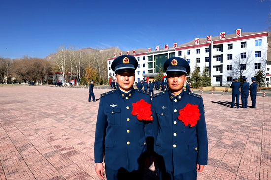 首批駐藏空軍退伍老兵返鄉(圖)