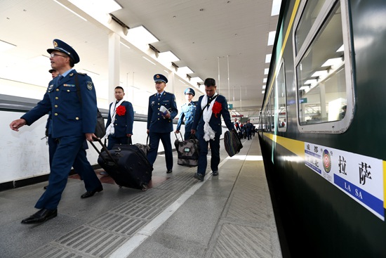 首批驻藏空军退伍老兵返乡(图)