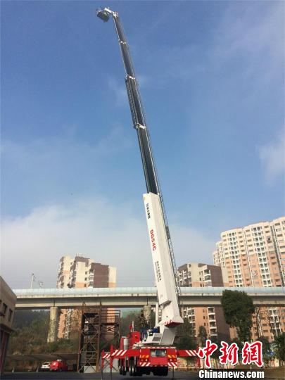 湖北黄石最长臂消防车上岗最大工作高度54米