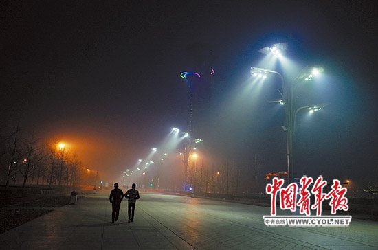 雾霾下的钢铁重镇