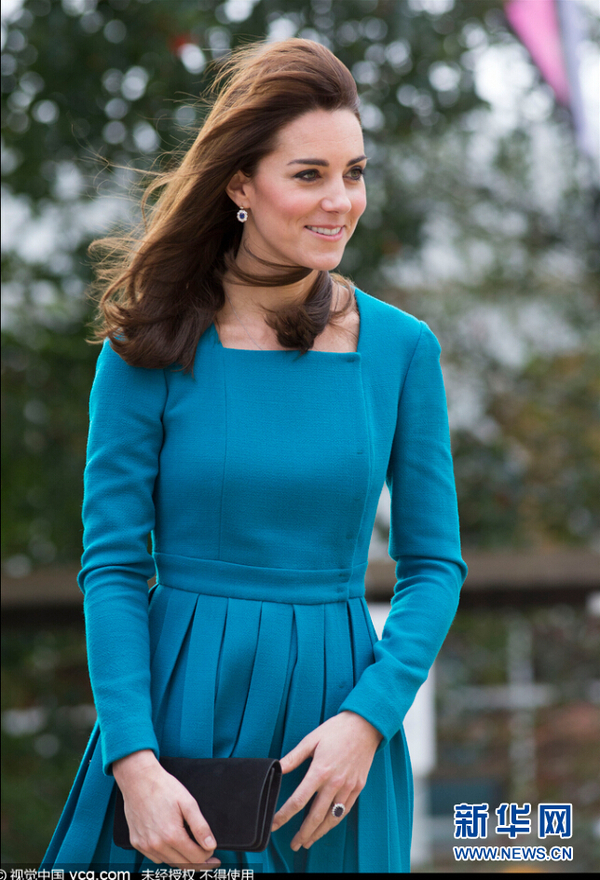 英国凯特王妃造访慈善机构秀发飘逸灵动高清组图