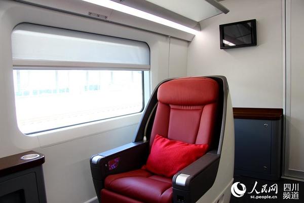 在商务座每个座位上都有一个操作屏,乘客可以根据自己需要选择.