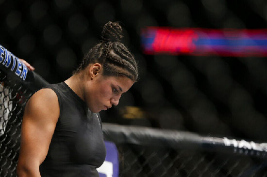 ufc女子雏量级选手朱莉安娜 佩娜因酒吧外斗殴被捕