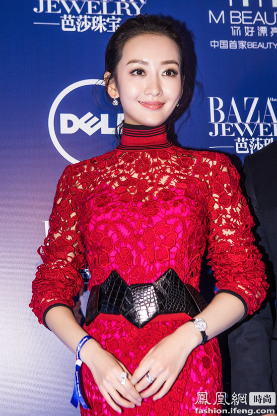 王鸥受邀出席芭莎珠宝夜宴中国红极致优雅