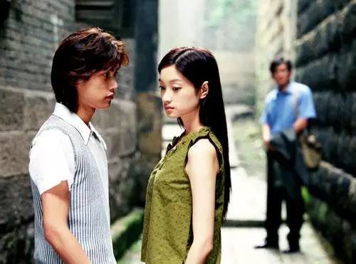 朱亚文左手搂马伊琍右手搂妻子合影 一脸和谐