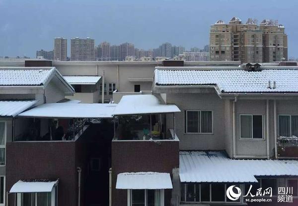 四川多地網友朋友圈曬雪景 一片銀裝素裹(組圖)