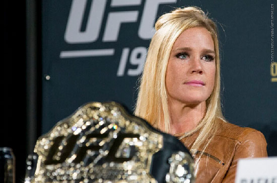 现年34岁的霍尔姆(holly holm)在2002年开始了自己的职业格斗生涯,她