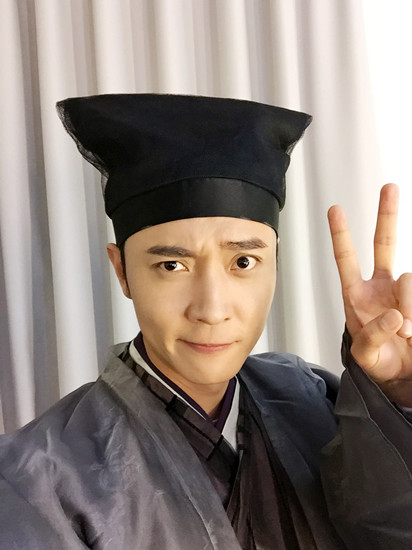 张丹峰书生造型让网友想起追"东方彧卿"时光