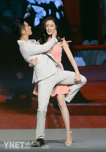 张天爱盛一伦贴身跳舞 摸大腿调情引爆全场