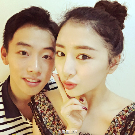 周捷邹凯合照羡煞网友 嘟嘴卖萌秀恩爱(图)
