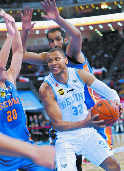 图为北京首钢队队员莫里斯突破上篮.本报记者 饶强摄