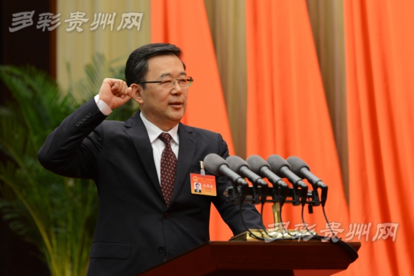 省委副书记孙志刚在当选贵州省省长后,向宪法宣誓.