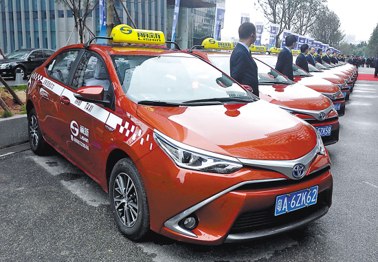 首批50台雷凌双擎混合动力出租车陆续驶上广州街头,正式投入运营,以其