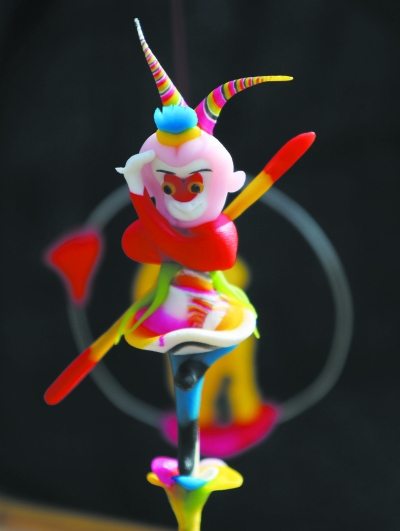 这是2日在山东省郯城县郯城街道十里年集上拍摄的面塑作品《孙悟空》