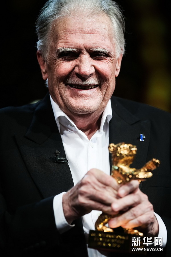 2月18日,在德国柏林,德国摄影师巴尔豪斯手持荣誉金熊奖杯.